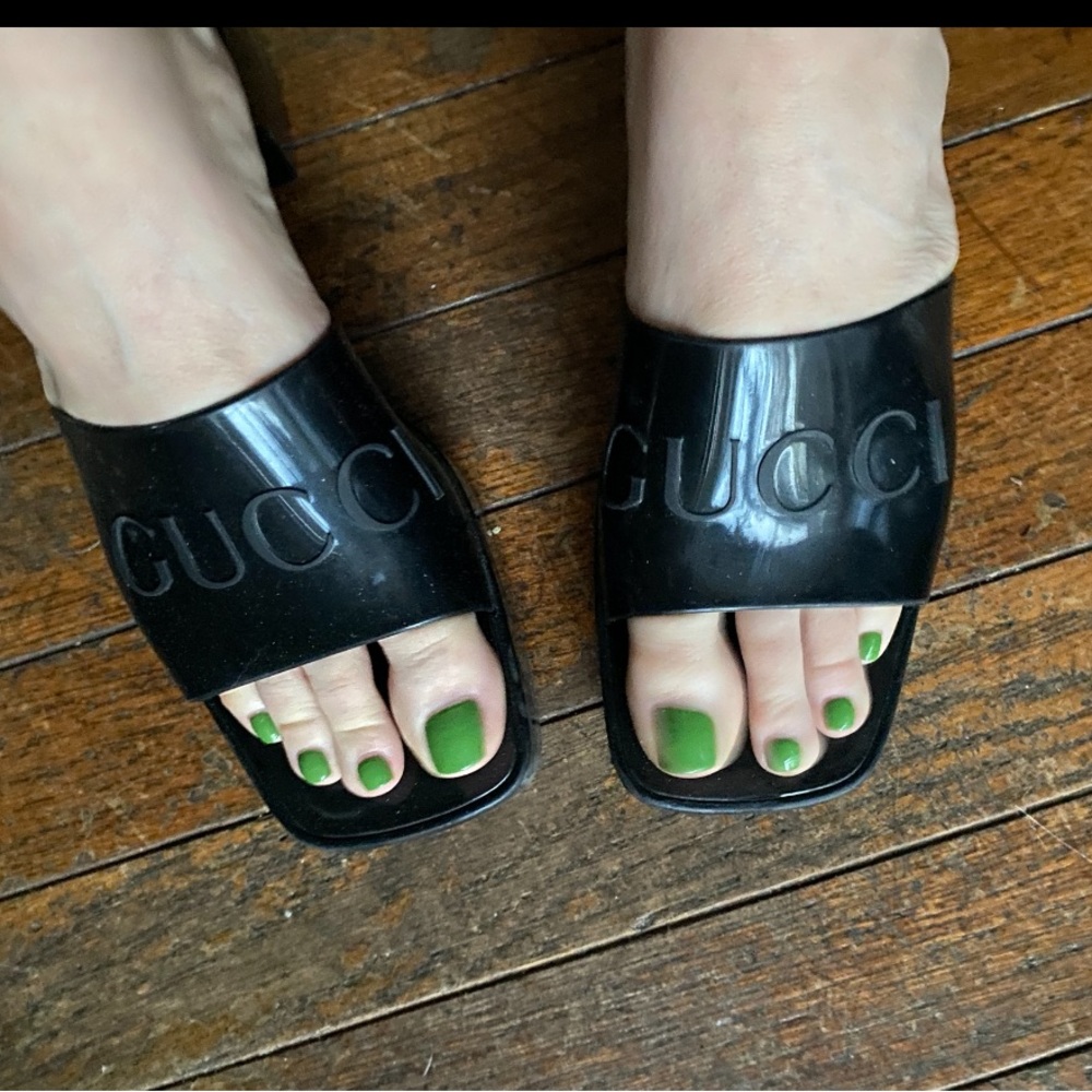 Gucci women’s rubber slide in black